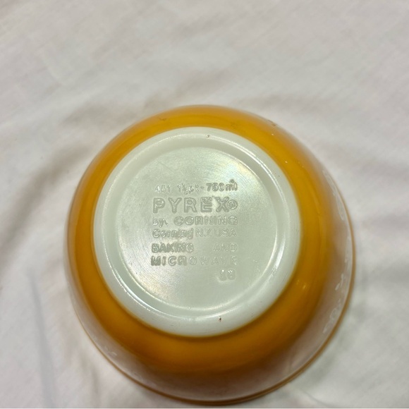 Vintage Gold and White Butterfly 1 1/2 Pint Pyrex Bowl - Picture 3 of 4